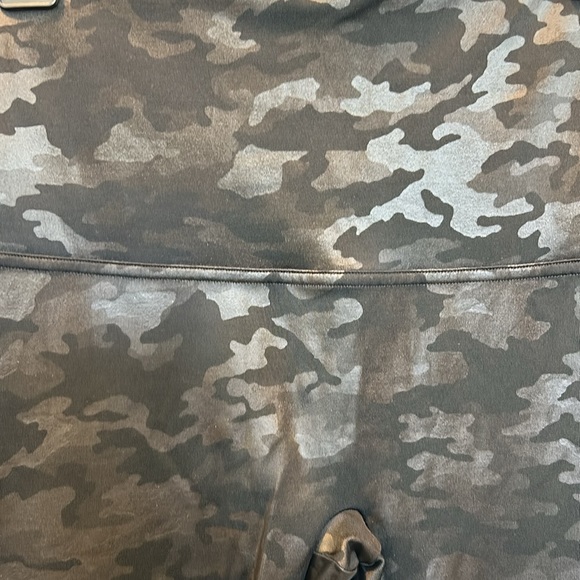 SPANX Women’s Size 1X Faux Leather Matte Black Combo Camo Leggings - Picture 2 of 6